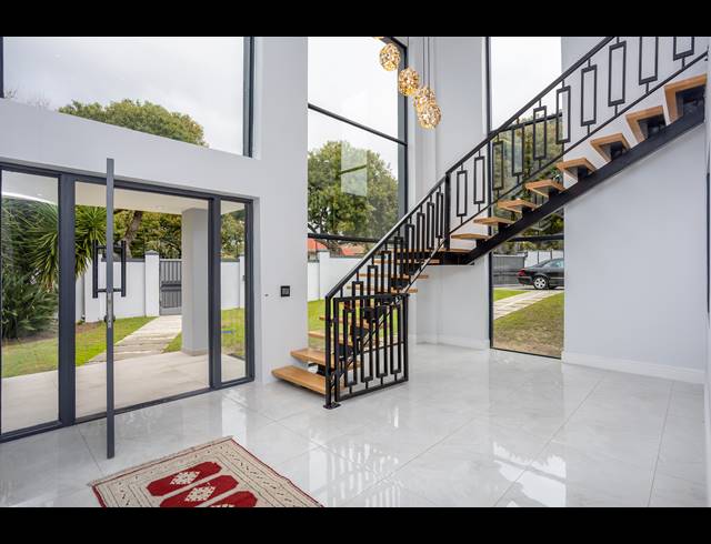 4 BEDROOM HOUSE SOLD IN CONSTANTIA